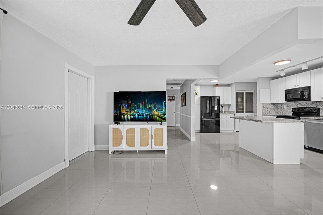 En Venta: $590,000 (4 camas, 2 baños, 1773 Pies cuadrados)