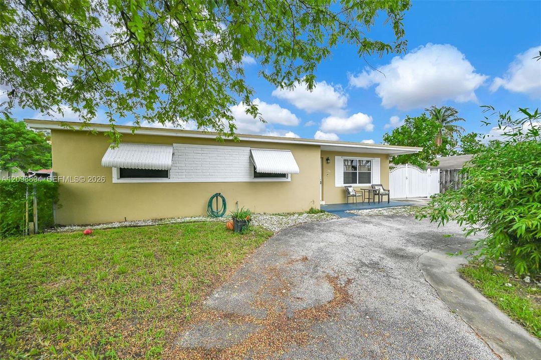 En Venta: $590,000 (4 camas, 2 baños, 1773 Pies cuadrados)