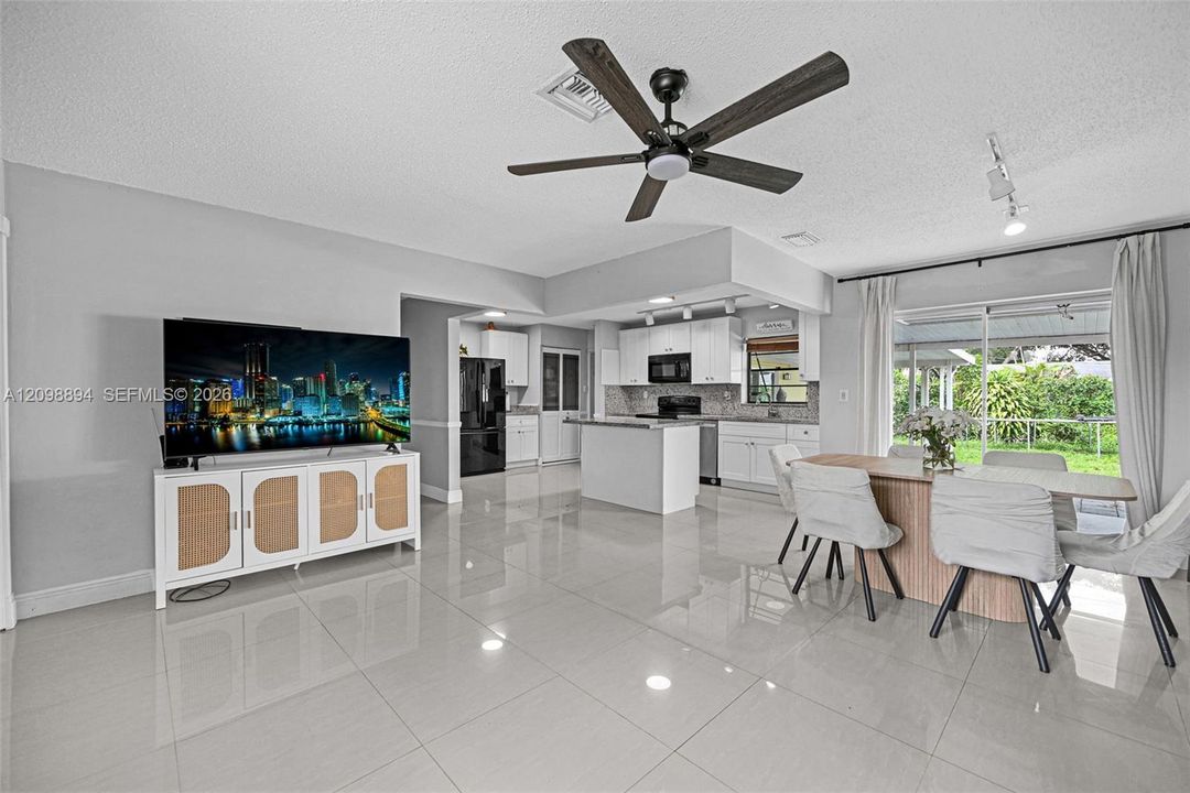 En Venta: $590,000 (4 camas, 2 baños, 1773 Pies cuadrados)
