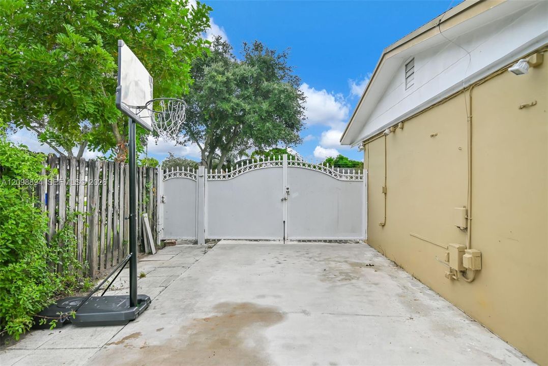 En Venta: $590,000 (4 camas, 2 baños, 1773 Pies cuadrados)