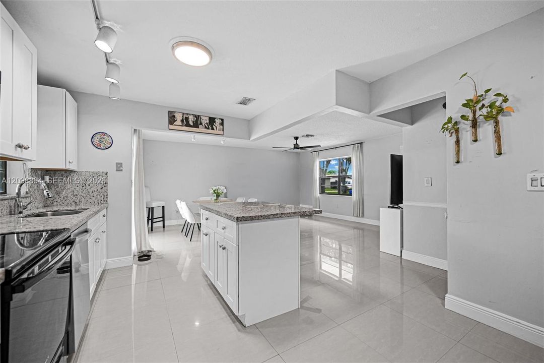 En Venta: $590,000 (4 camas, 2 baños, 1773 Pies cuadrados)