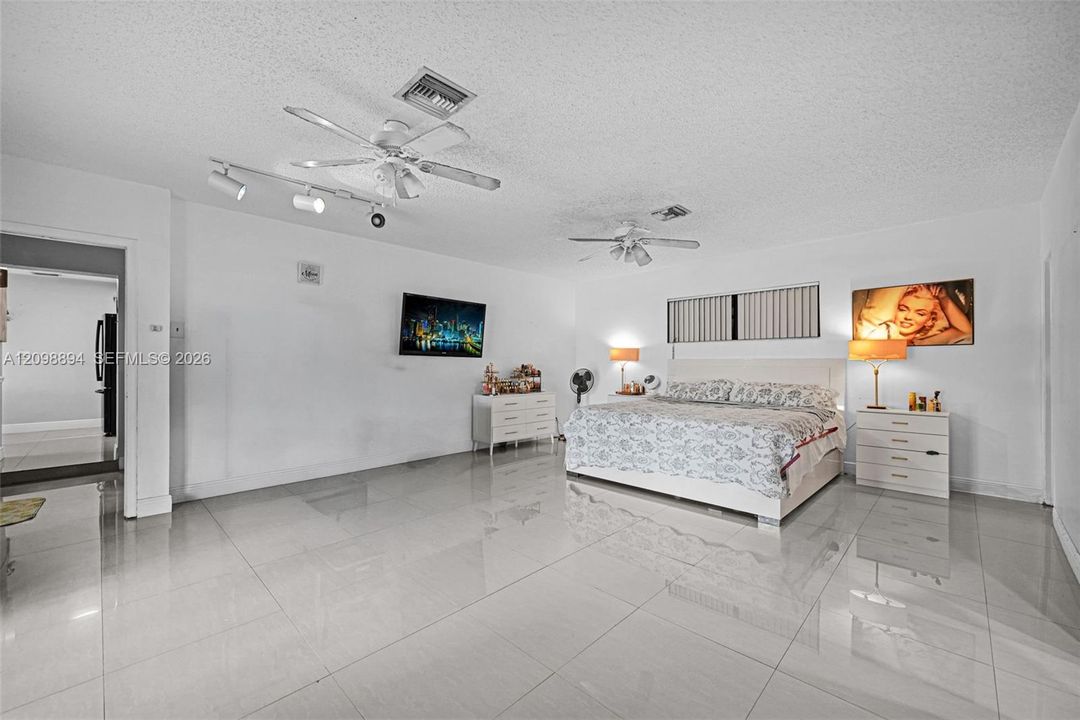 En Venta: $590,000 (4 camas, 2 baños, 1773 Pies cuadrados)
