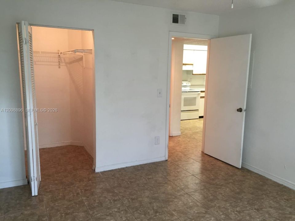 For Sale: $140,000 (1 beds, 1 baths, 633 Square Feet)