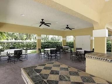 For Sale: $140,000 (1 beds, 1 baths, 633 Square Feet)
