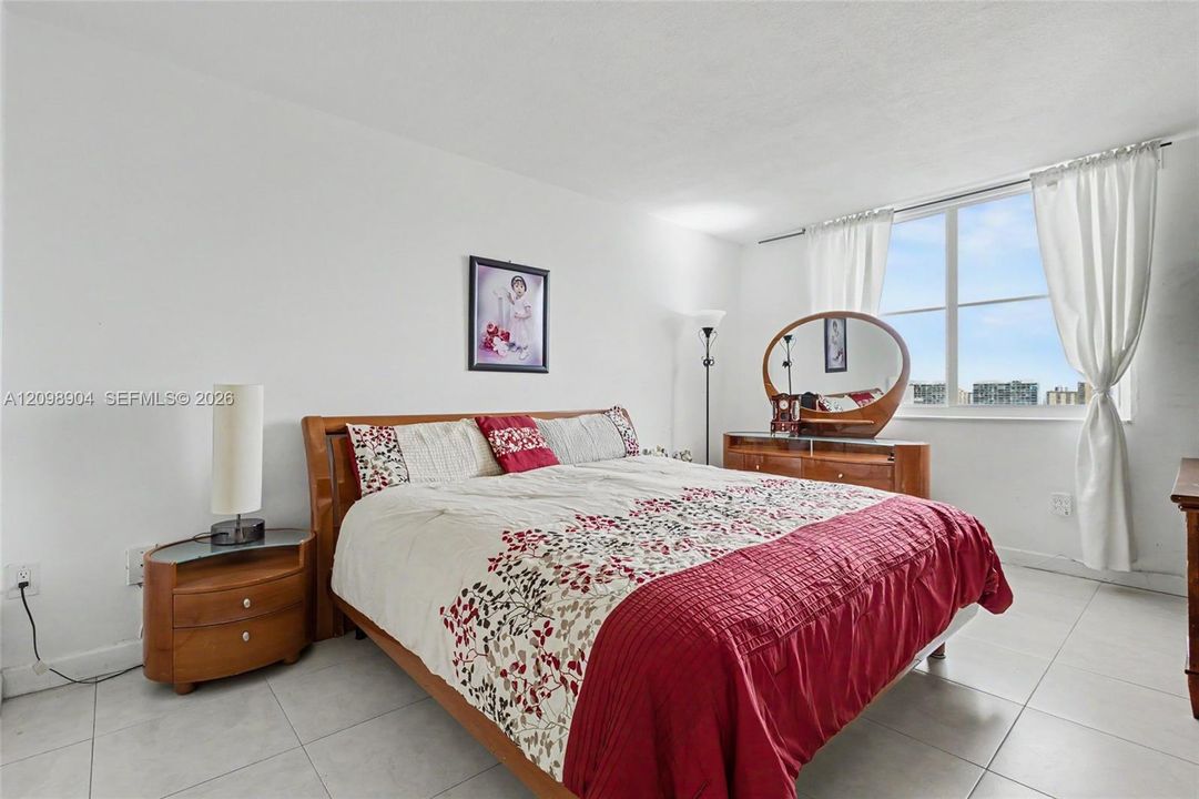 For Sale: $405,000 (2 beds, 2 baths, 1350 Square Feet)