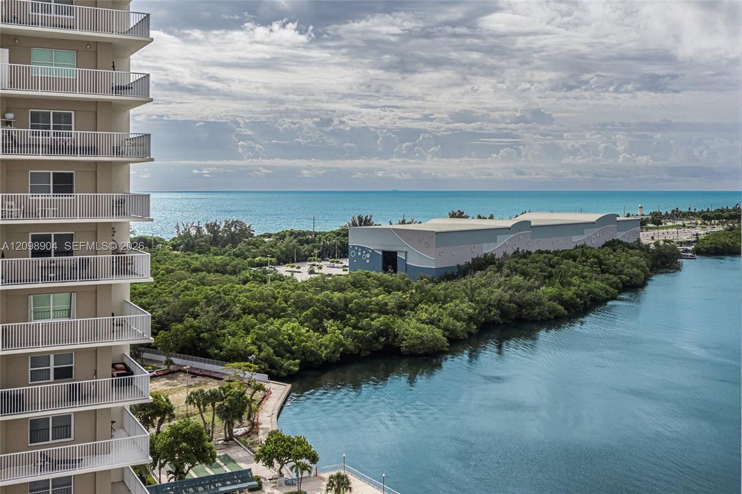 For Sale: $405,000 (2 beds, 2 baths, 1350 Square Feet)