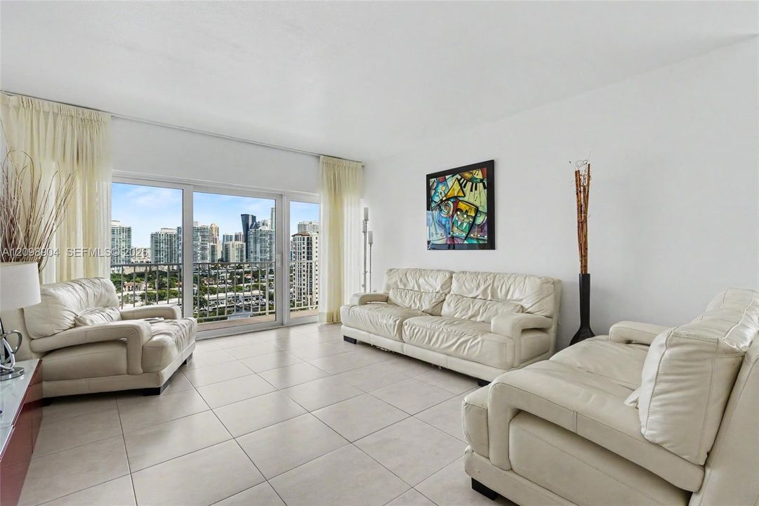 For Sale: $405,000 (2 beds, 2 baths, 1350 Square Feet)
