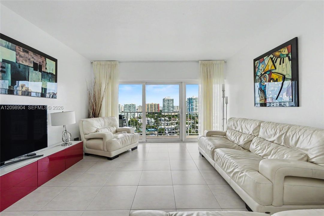 For Sale: $405,000 (2 beds, 2 baths, 1350 Square Feet)