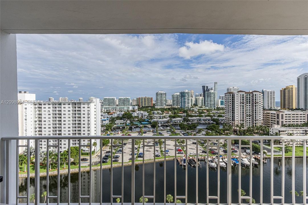 For Sale: $405,000 (2 beds, 2 baths, 1350 Square Feet)