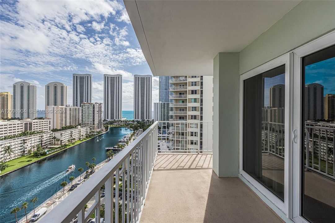 For Sale: $405,000 (2 beds, 2 baths, 1350 Square Feet)