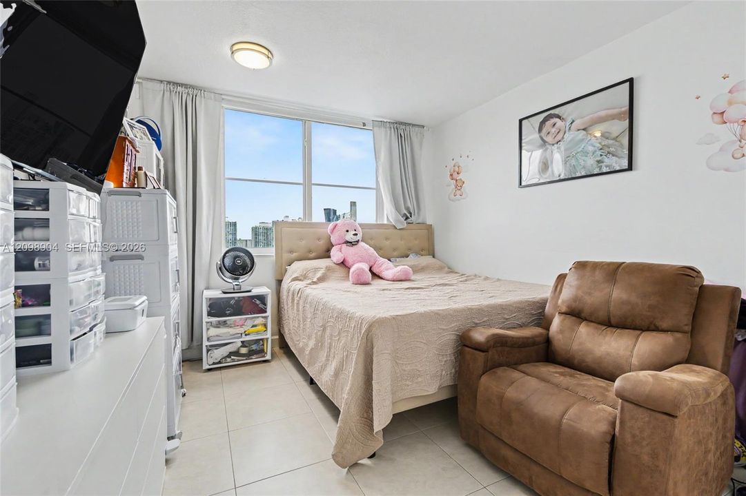 For Sale: $405,000 (2 beds, 2 baths, 1350 Square Feet)