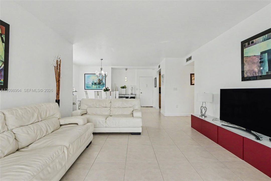 For Sale: $405,000 (2 beds, 2 baths, 1350 Square Feet)