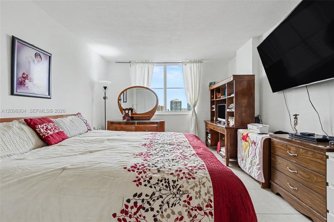 For Sale: $405,000 (2 beds, 2 baths, 1350 Square Feet)