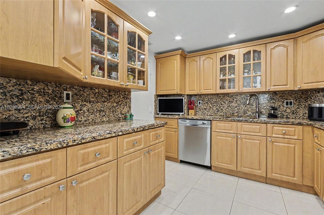 For Sale: $405,000 (2 beds, 2 baths, 1350 Square Feet)