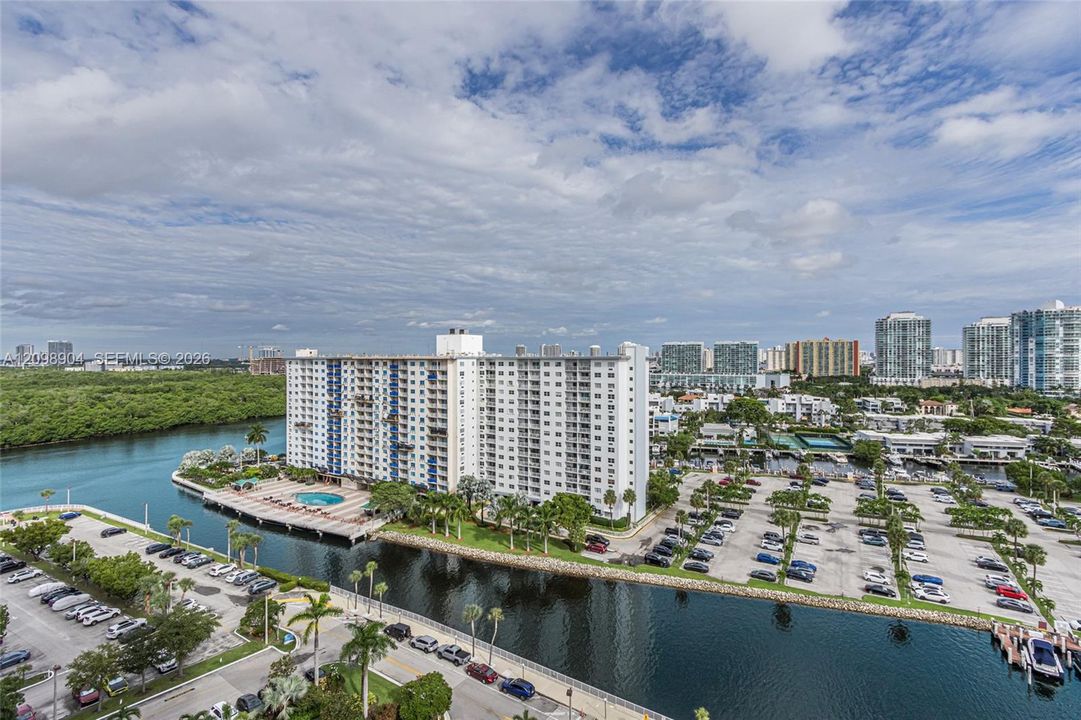 For Sale: $405,000 (2 beds, 2 baths, 1350 Square Feet)
