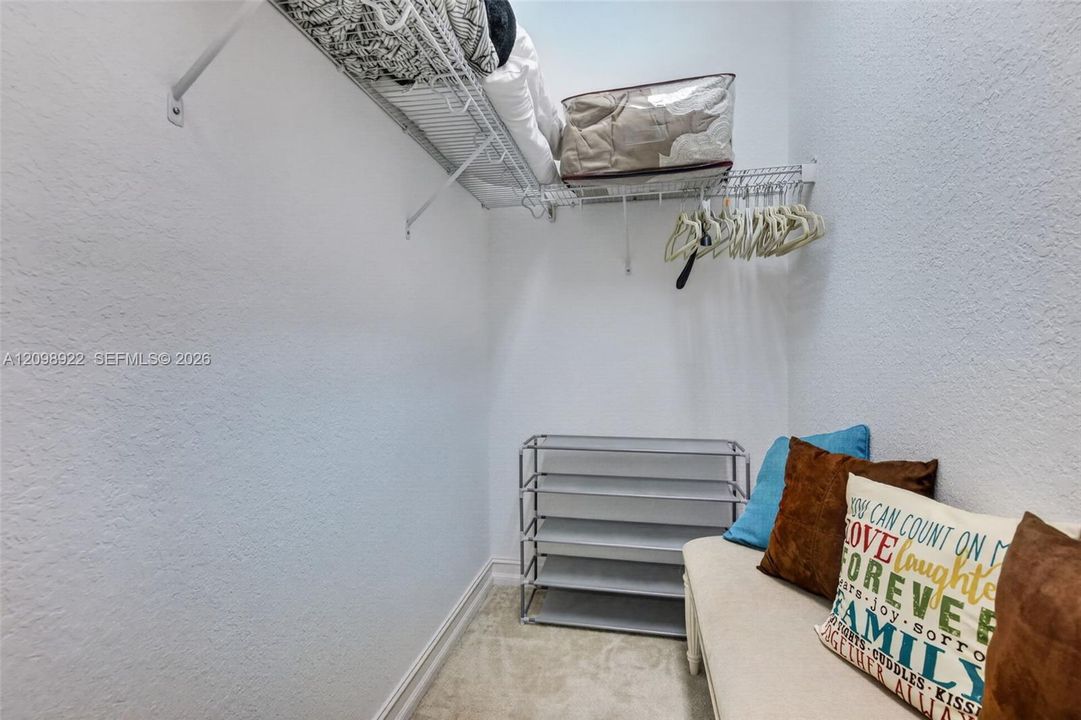 En Venta: $620,000 (3 camas, 2 baños, 2117 Pies cuadrados)