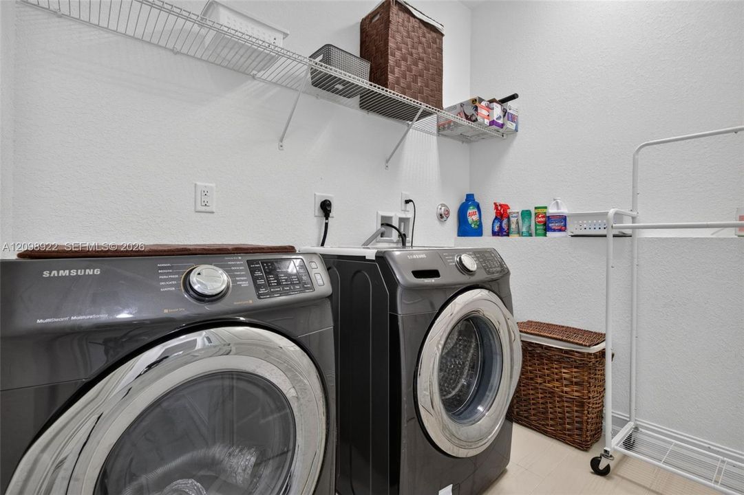 En Venta: $620,000 (3 camas, 2 baños, 2117 Pies cuadrados)