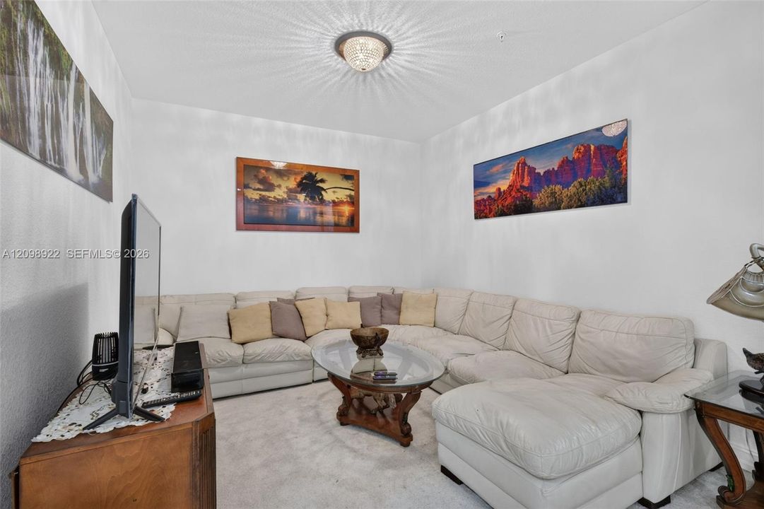 En Venta: $620,000 (3 camas, 2 baños, 2117 Pies cuadrados)