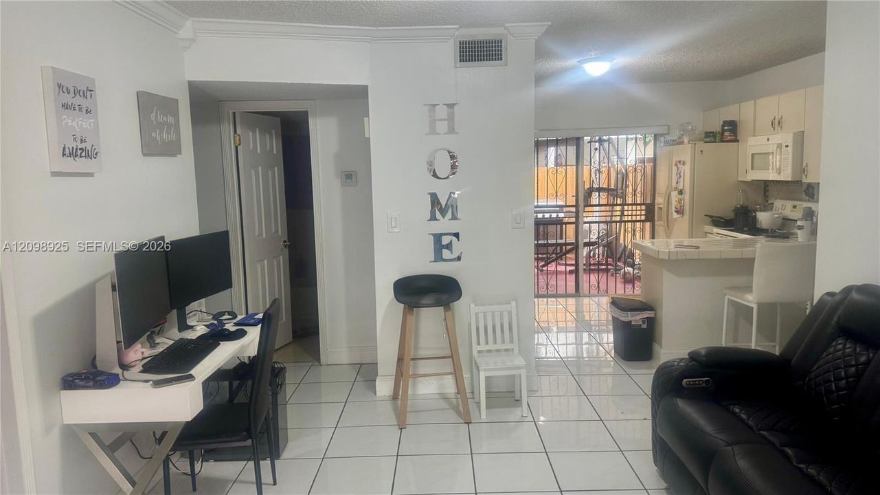 For Rent: $2,300 (2 beds, 2 baths, 980 Square Feet)