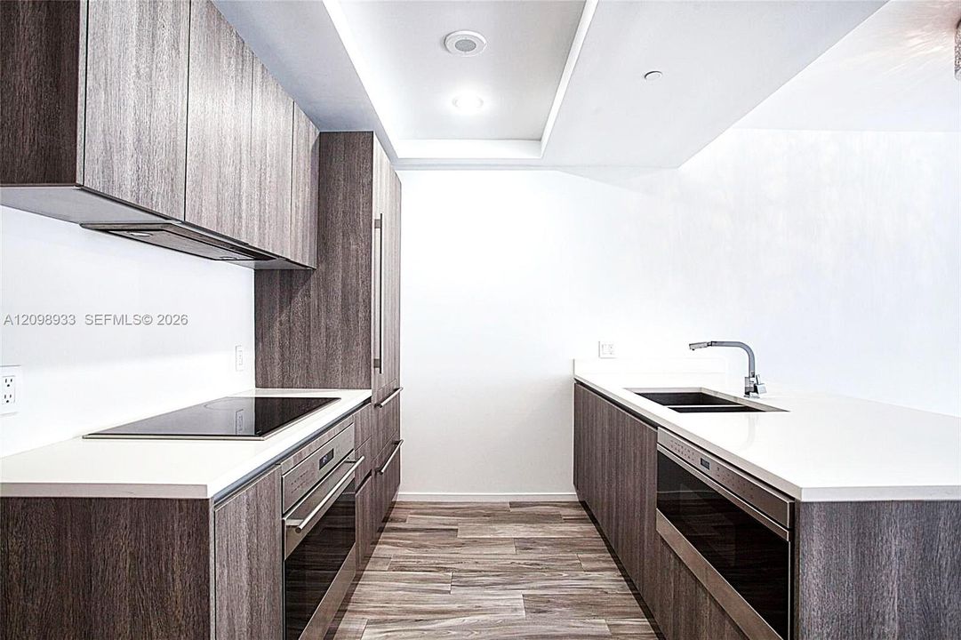 For Sale: $590,000 (1 beds, 2 baths, 838 Square Feet)
