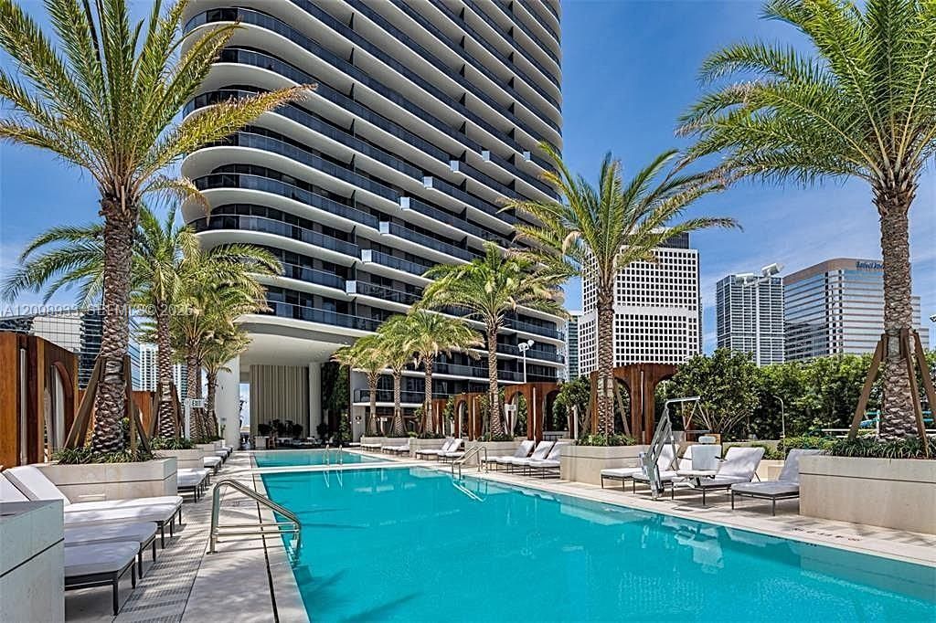 For Sale: $590,000 (1 beds, 2 baths, 838 Square Feet)