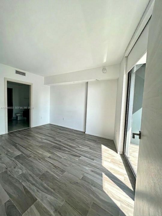 For Sale: $590,000 (1 beds, 2 baths, 838 Square Feet)
