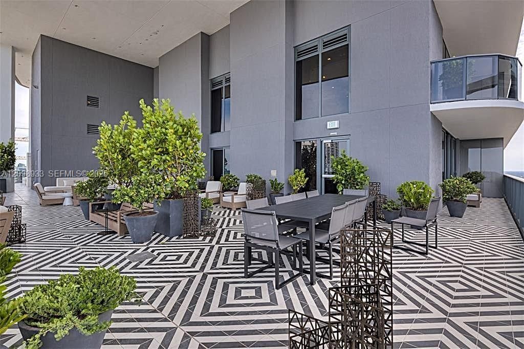 For Sale: $590,000 (1 beds, 2 baths, 838 Square Feet)