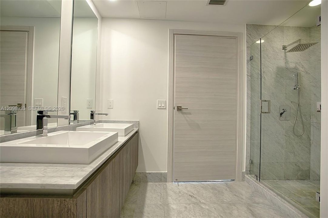 For Sale: $590,000 (1 beds, 2 baths, 838 Square Feet)