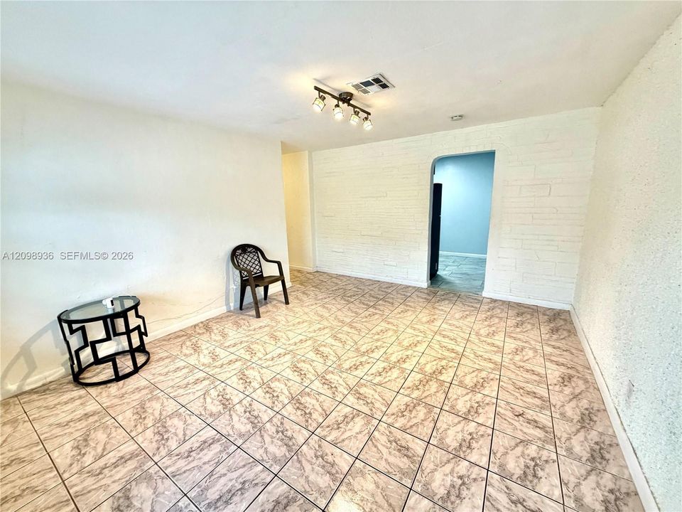 For Rent: $1,875 (2 beds, 1 baths, 900 Square Feet)