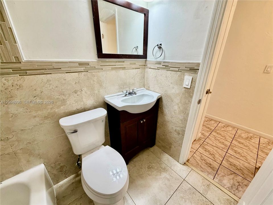 For Rent: $1,875 (2 beds, 1 baths, 900 Square Feet)