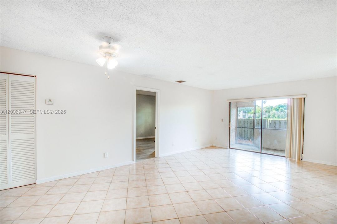 На продажу: $150,000 (2 спален, 2 ванн, 925 Квадратных фут)