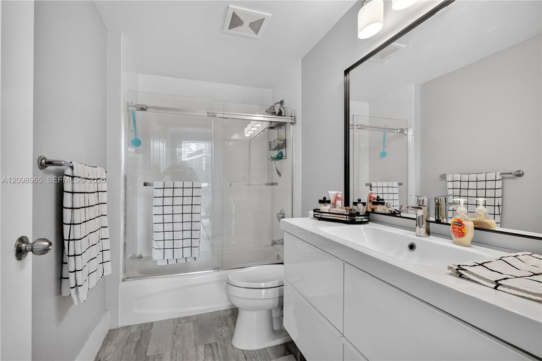 For Sale: $560,000 (2 beds, 2 baths, 1023 Square Feet)