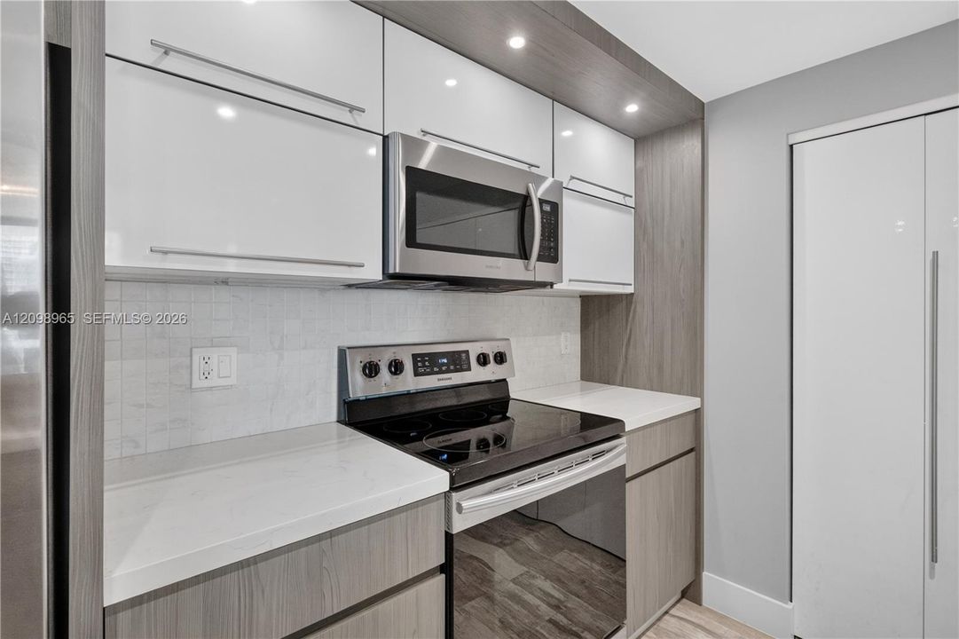 For Sale: $560,000 (2 beds, 2 baths, 1023 Square Feet)