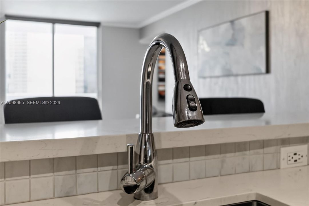 For Sale: $560,000 (2 beds, 2 baths, 1023 Square Feet)