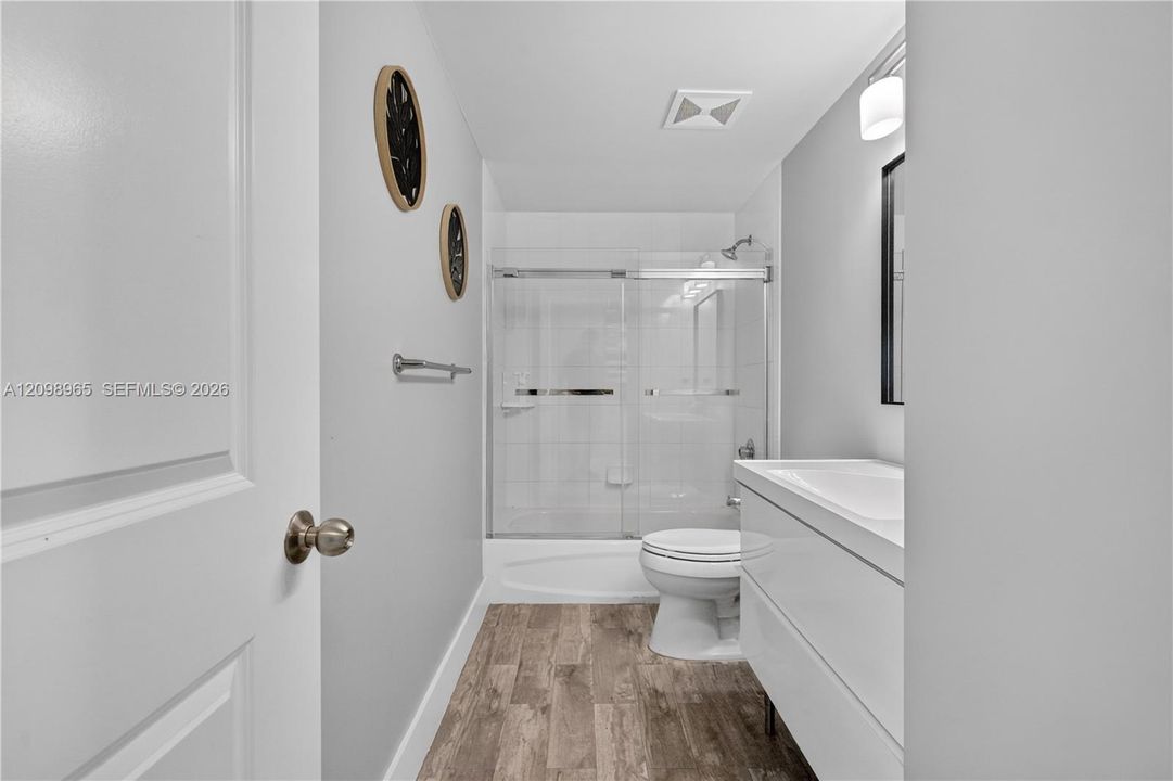 For Sale: $560,000 (2 beds, 2 baths, 1023 Square Feet)