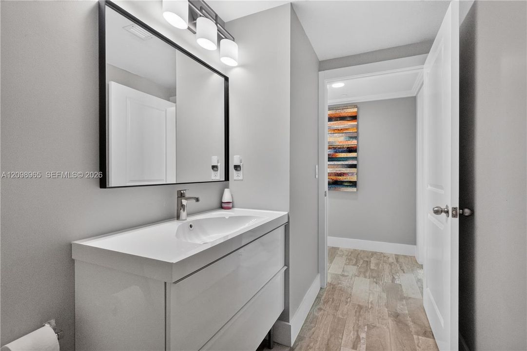 For Sale: $560,000 (2 beds, 2 baths, 1023 Square Feet)
