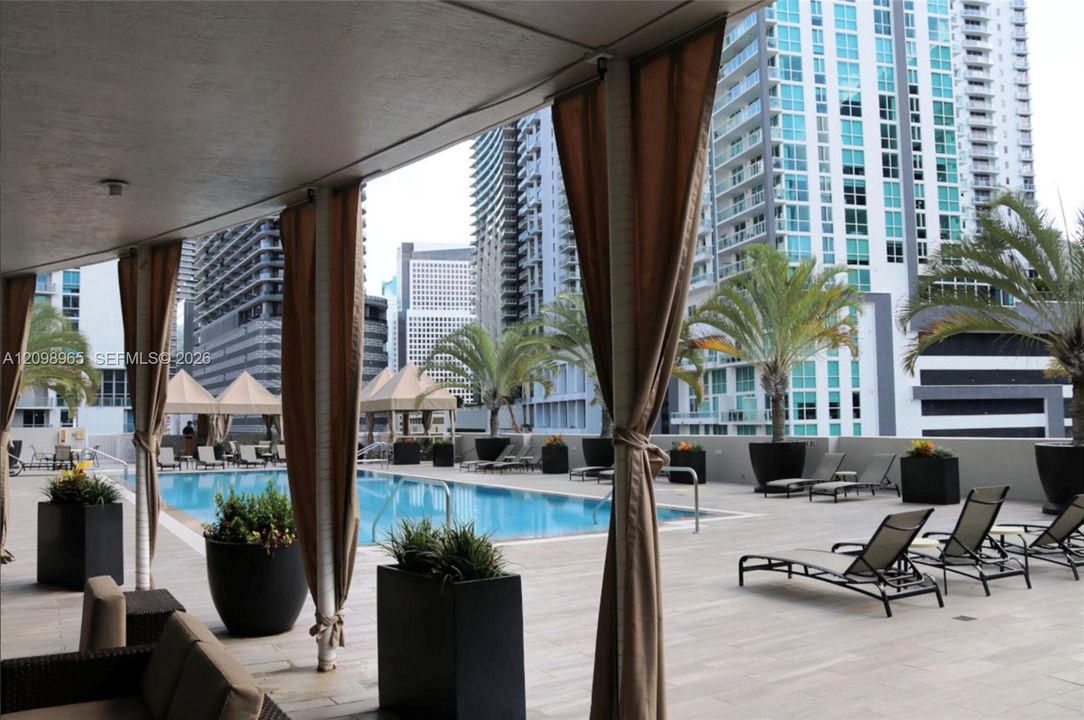 For Sale: $560,000 (2 beds, 2 baths, 1023 Square Feet)