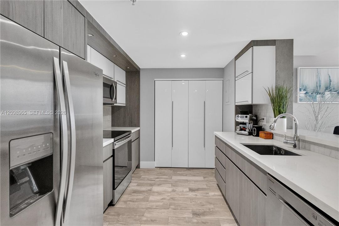 For Sale: $560,000 (2 beds, 2 baths, 1023 Square Feet)