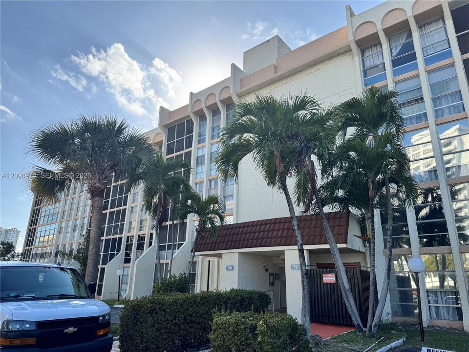 For Sale: $175,000 (2 beds, 1 baths, 924 Square Feet)