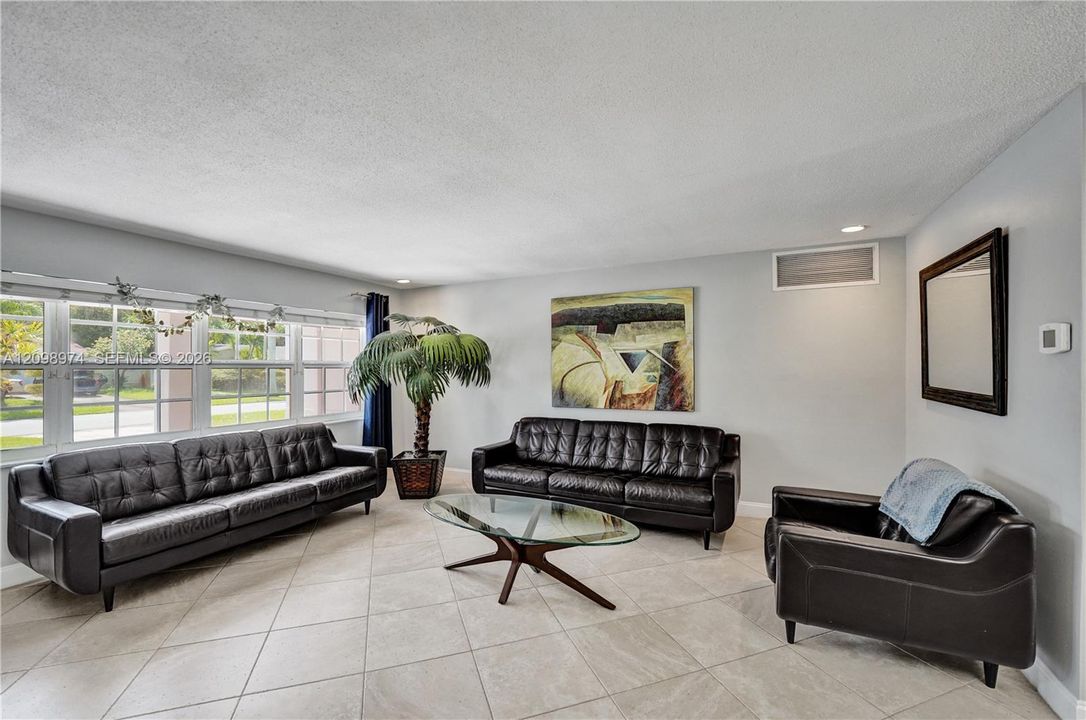 Activo con contrato: $730,000 (3 camas, 2 baños, 1890 Pies cuadrados)