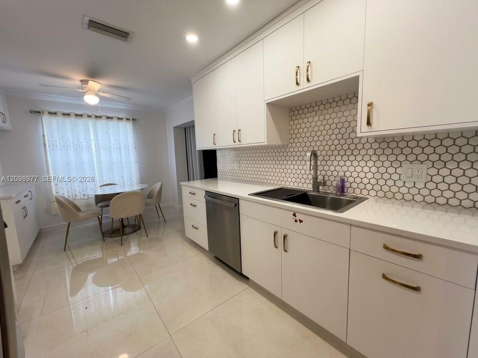 В аренду: $3,800 (3 спален, 2 ванн, 1633 Квадратных фут)