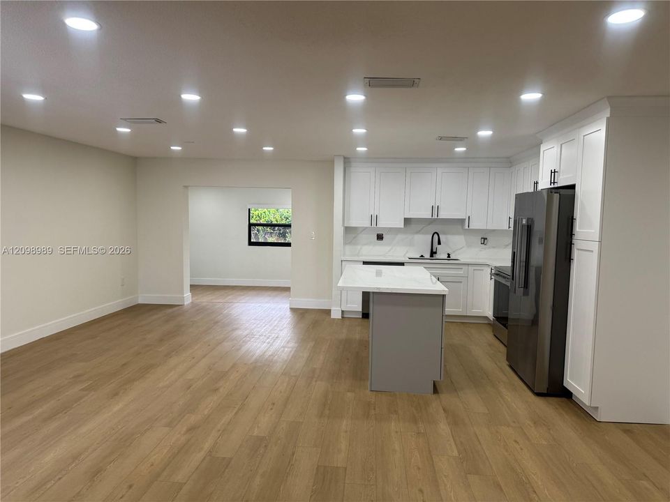 En Venta: $925,000 (3 camas, 2 baños, 2055 Pies cuadrados)