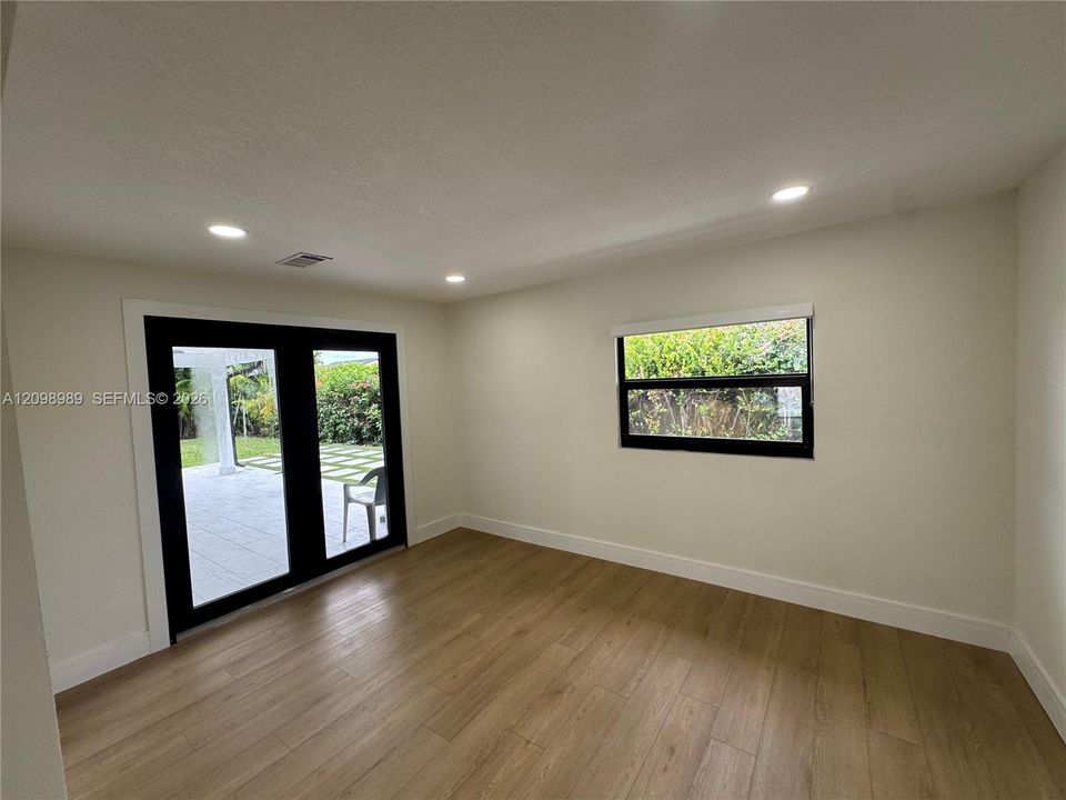 En Venta: $925,000 (3 camas, 2 baños, 2055 Pies cuadrados)