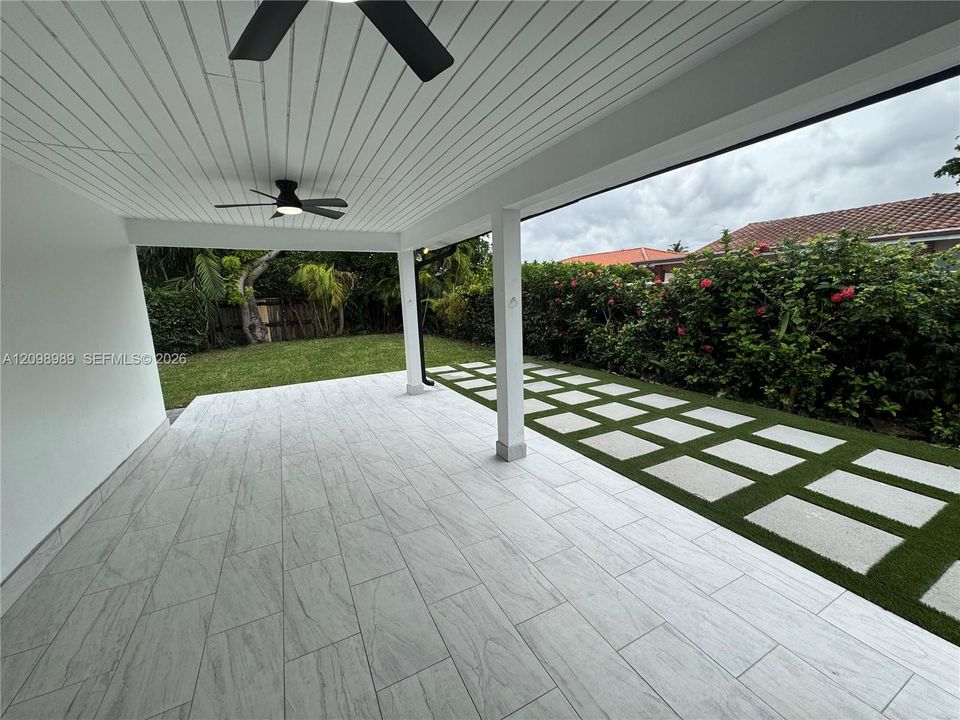 En Venta: $925,000 (3 camas, 2 baños, 2055 Pies cuadrados)