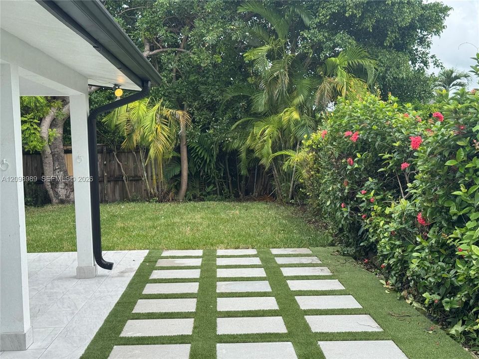 En Venta: $925,000 (3 camas, 2 baños, 2055 Pies cuadrados)