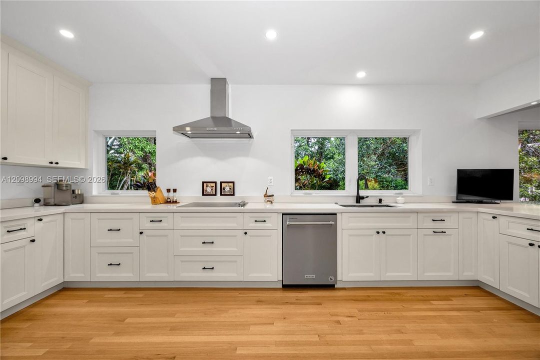 For Sale: $2,495,000 (3 beds, 2 baths, 2438 Square Feet)