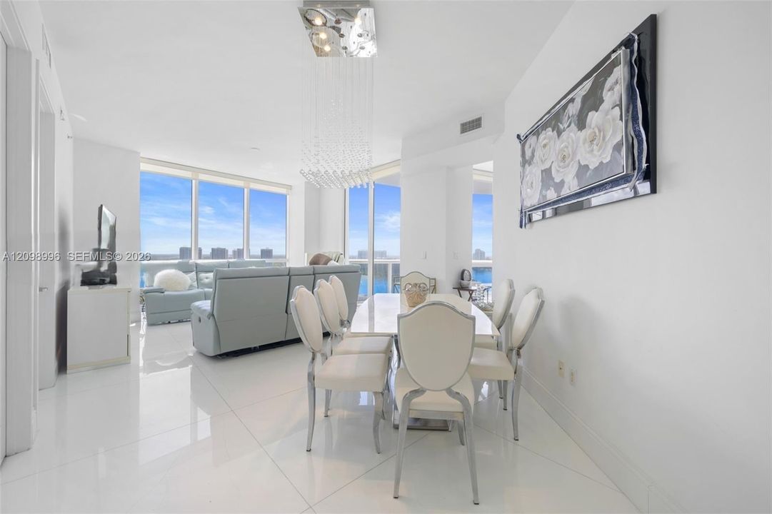 For Sale: $1,195,000 (2 beds, 2 baths, 1289 Square Feet)
