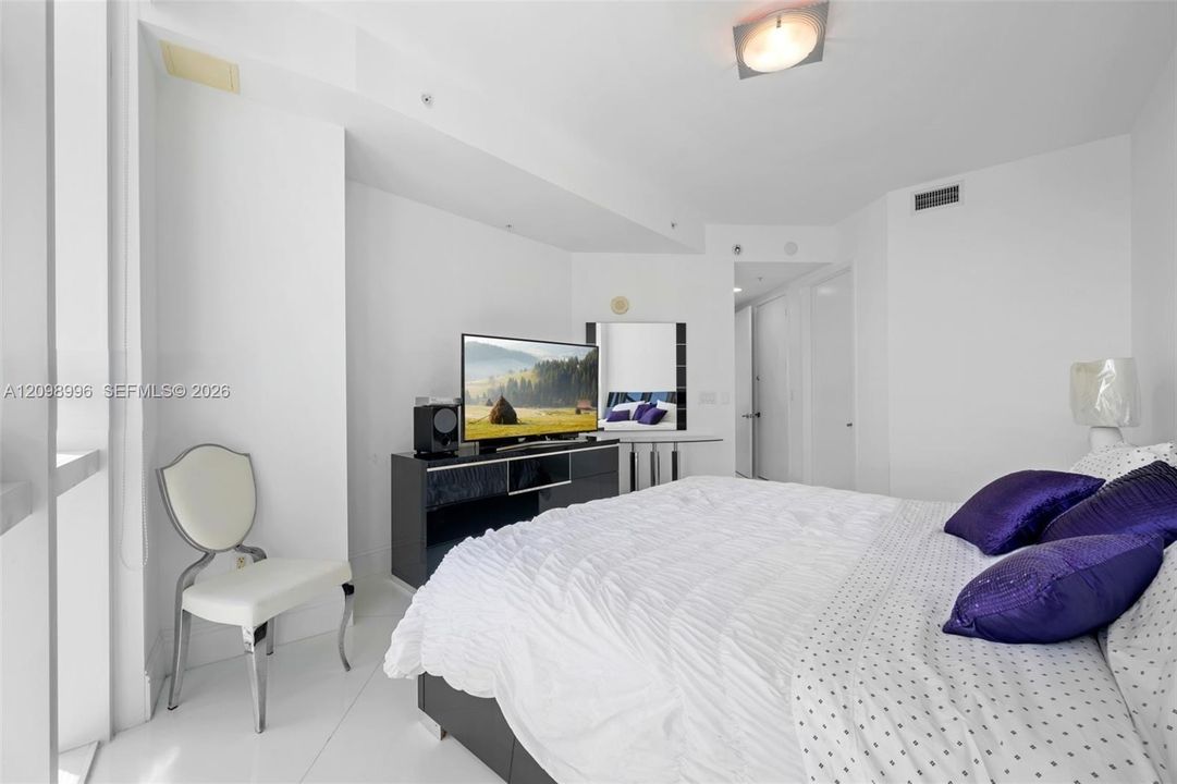 For Sale: $1,195,000 (2 beds, 2 baths, 1289 Square Feet)