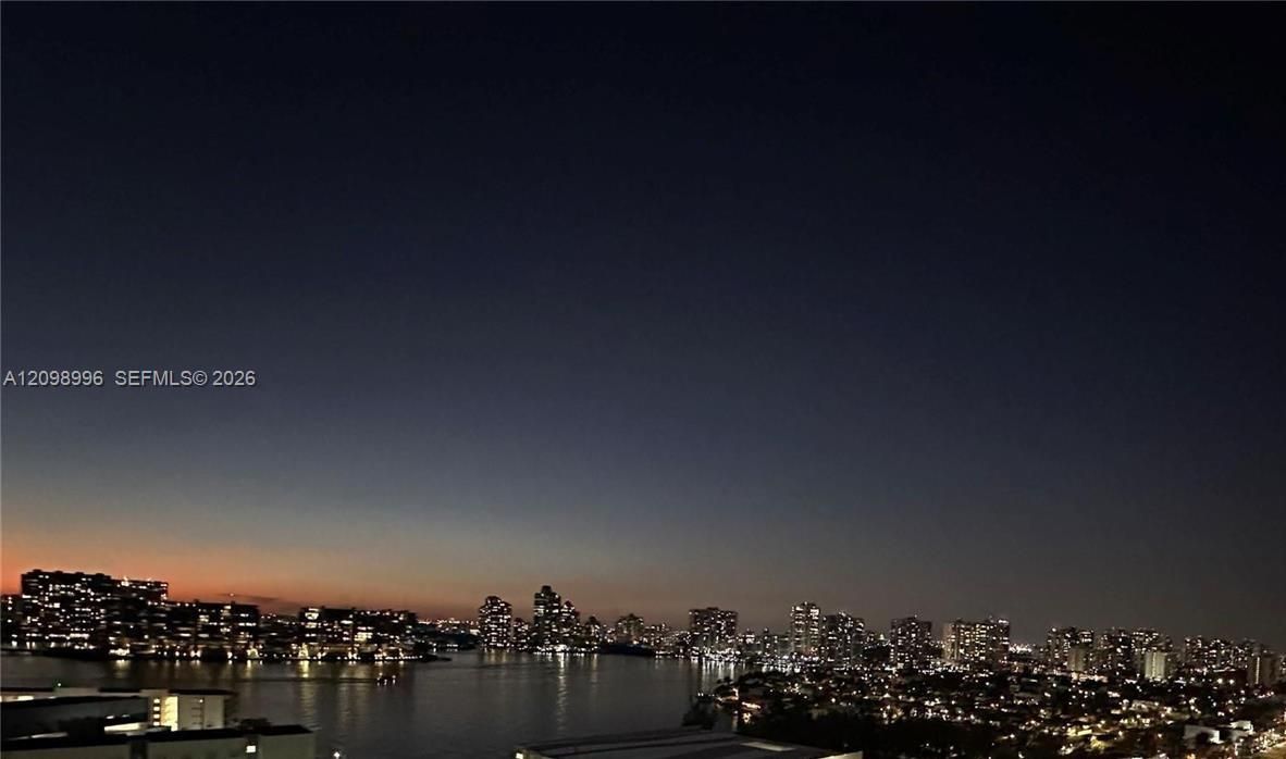 For Sale: $1,195,000 (2 beds, 2 baths, 1289 Square Feet)