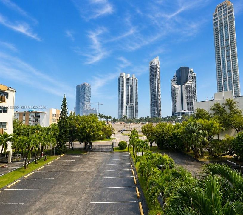 For Sale: $365,000 (2 beds, 2 baths, 990 Square Feet)